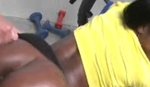 Dark slut screwed in the gym by a personal trainer