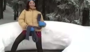 It's so cold outside as this brave hoe masturbates during the time that laying on the snow