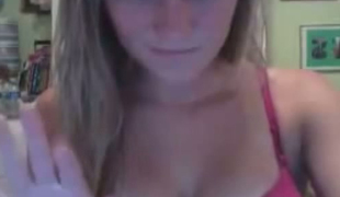 Seeing this sexy webcam whore rubbing her clitoris is amazing